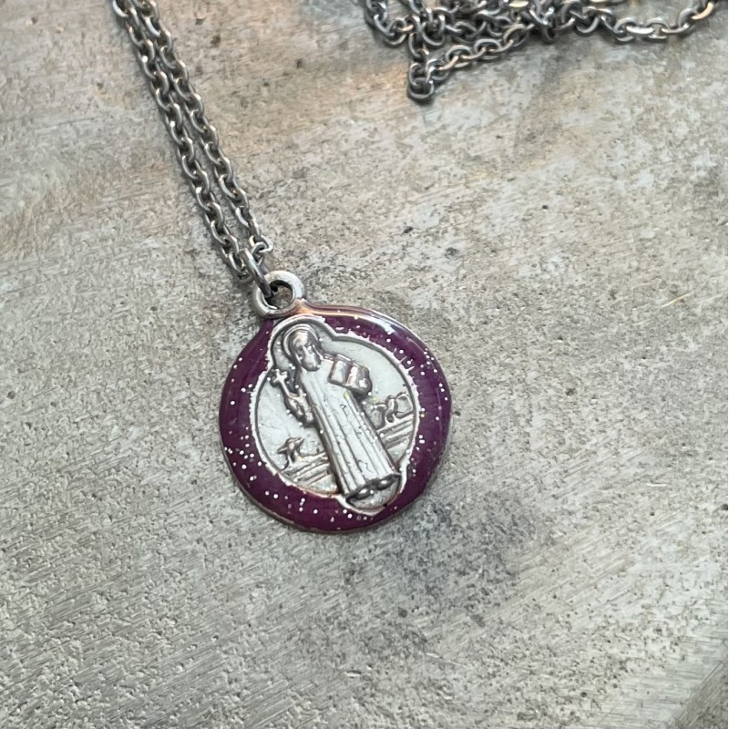 Collier médaille Saint Benoit pailletée sur chaine argentée de 45 cm.