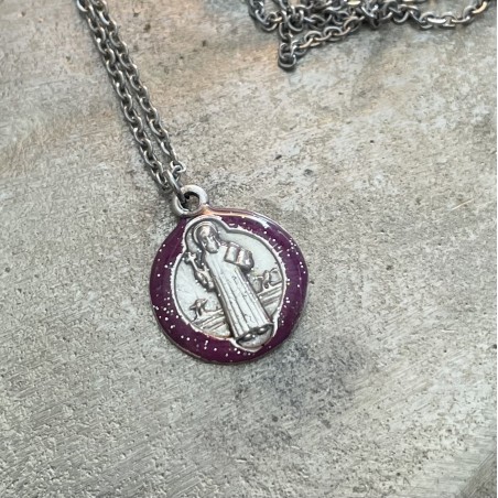 Collier médaille Saint Benoit pailletée sur chaine argentée de 45 cm.