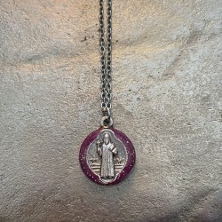 Collier médaille Saint Benoit pailletée sur chaine argentée de 45 cm.
