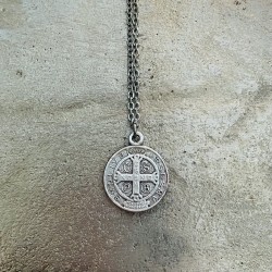 Collier médaille Saint Benoit pailletée sur chaine argentée de 45 cm.