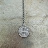 Collier médaille Saint Benoit pailletée sur chaine argentée de 45 cm.