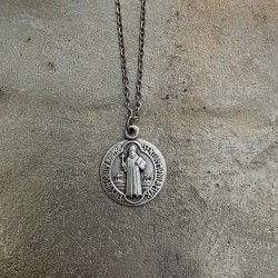 Collier médaille Saint Benoit  sur chaine argentée de 45 cm.