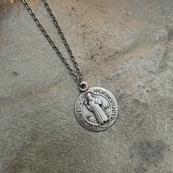 Collier médaille Saint Benoit  sur chaine argentée de 45 cm.