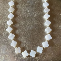 Bijoux religieux: le collier Victoria réalisé en croix de nacre pure.