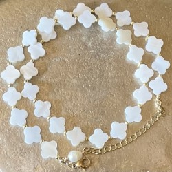 Bijoux religieux: le collier Victoria réalisé en croix de nacre pure.