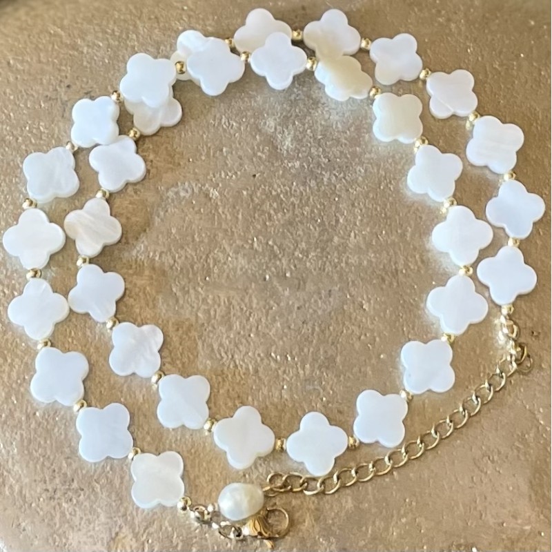 Bijoux religieux: le collier Victoria réalisé en croix de nacre pure. Bijoux religieux: le collier Victoria réalisé en croix de nacre pure.