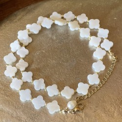 Bijoux religieux: le collier Victoria réalisé en croix de nacre pure.