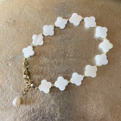 Bijoux religieux: le Bracelet Victoire orné de jolies croix  pure nacre.