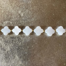 Bijoux religieux: le Bracelet Victoire orné de jolies croix  pure nacre.