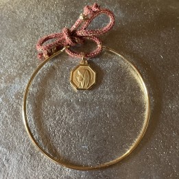 Jonc Sainte Marie, médaille et bracelet en plaqué or 24K.