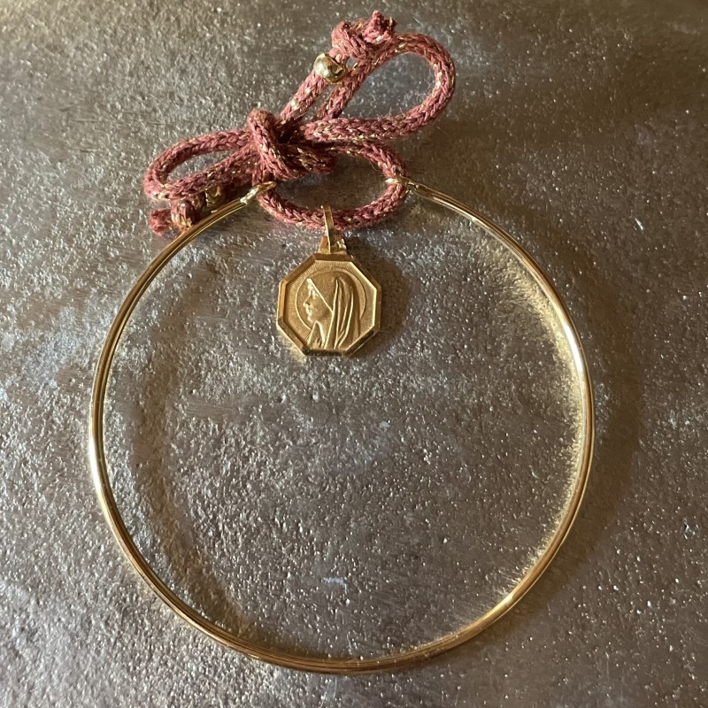 Jonc Sainte Marie, médaille et bracelet en plaqué or 24K.
