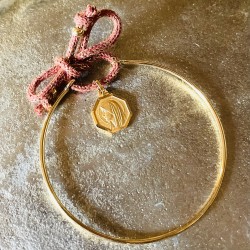 Jonc Sainte Marie, médaille et bracelet en plaqué or 24K.