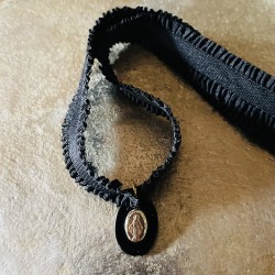 Bracelet médaille miraculeuse sur pierre d’onyx.