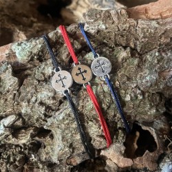 Bracelet coulissant médaille croix trilobée.