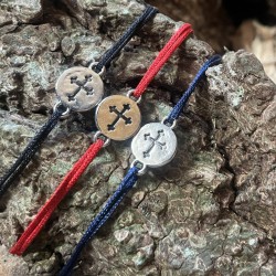 Bracelet coulissant médaille croix trilobée.