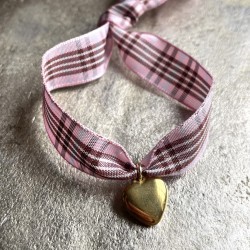 Bracelet tartan et cœur doré.