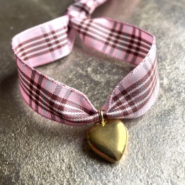 Bracelet tartan et cœur doré.