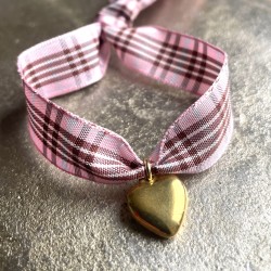 Bracelet tartan et cœur doré.