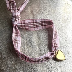 Bracelet tartan et cœur doré.