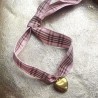 Bracelet tartan et cœur doré.