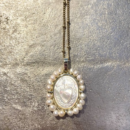 Médaillon nacre ex voto et chaine perles de 70 cm.