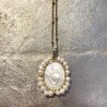 Médaillon nacre ex voto et chaine perles de 70 cm.