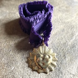 Un bijoux religieux : le bracelet médaille ex voto  acier doré inoxydable.