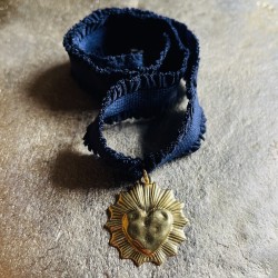 Un bijoux religieux : le bracelet médaille ex voto  acier doré inoxydable.