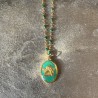 Pendentif Ange émeraude et or pailleté.