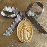 Médaillon médaille miraculeuse à suspendre, ruban bleu céleste et anneau.