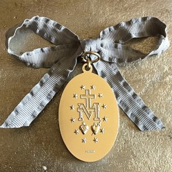 Médaillon médaille miraculeuse à suspendre, ruban bleu céleste et anneau.