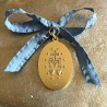 Médaillon médaille miraculeuse à suspendre, ruban bleu céleste et anneau.