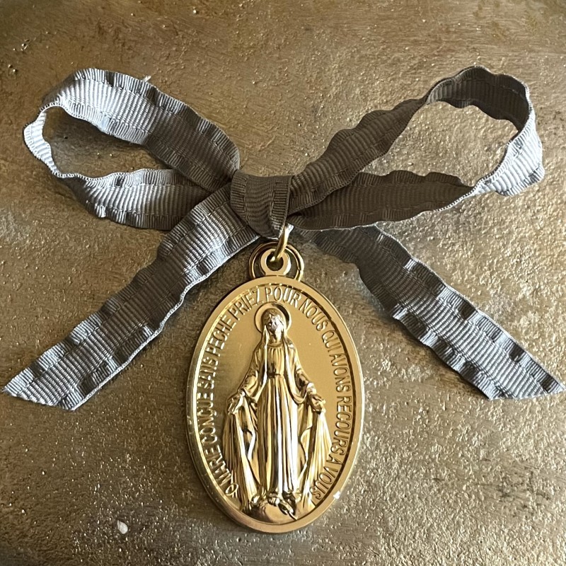 Médaillon médaille miraculeuse à suspendre, ruban bleu céleste et anneau.