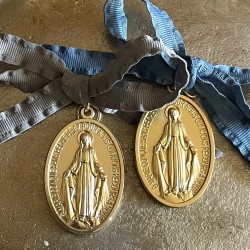 Médaillon médaille miraculeuse à suspendre, ruban bleu céleste et anneau.