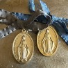 Médaillon médaille miraculeuse à suspendre, ruban bleu céleste et anneau.