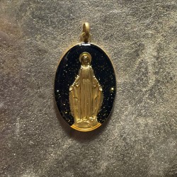 Médaillon médaille miraculeuse à suspendre, ruban bleu céleste et anneau.