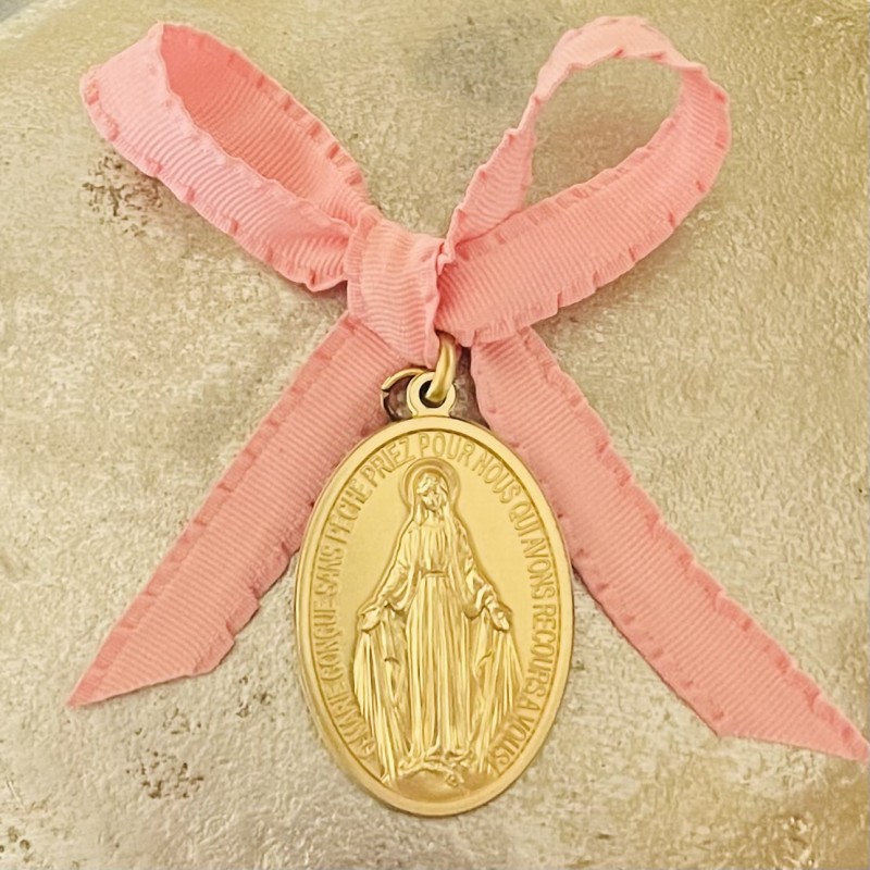 Médaillon médaille miraculeuse à suspendre, ruban bleu céleste et anneau.