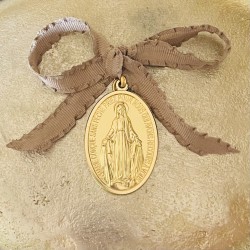 Médaillon médaille miraculeuse à suspendre, ruban bleu céleste et anneau.