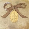 Médaillon médaille miraculeuse à suspendre, ruban bleu céleste et anneau.