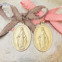 Médaillon médaille miraculeuse à suspendre, ruban bleu céleste et anneau.