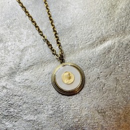 Collier médaillon de la Vierge Marie Notre Dame de l’espérance.