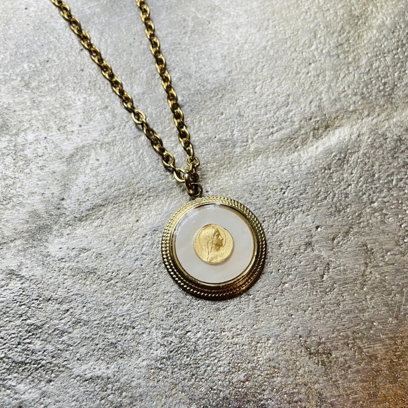 Collier médaillon de la Vierge Marie Notre Dame de l’espérance.