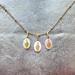 Collier petite médaille miraculeuse de la Vierge Marie.
