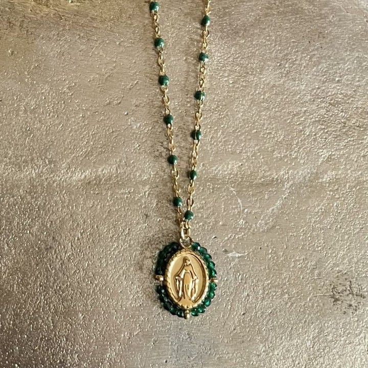 Pendentif médaille de Marie, chaine rosaire émeraude