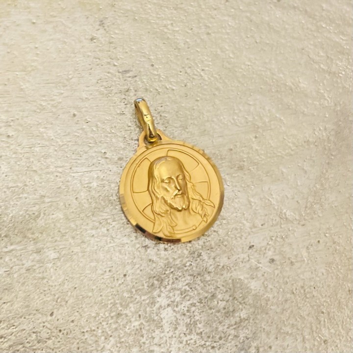 Très belle médaille du Christ en plaqué or.