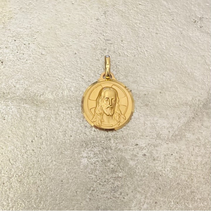 Très belle médaille du Christ en plaqué or.