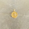 Petite médaille ronde en plaqué or signée Tairac.