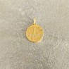 Petite médaille ronde en plaqué or signée Tairac.