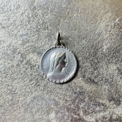 Petite médaille ronde en plaqué or signée Tairac.