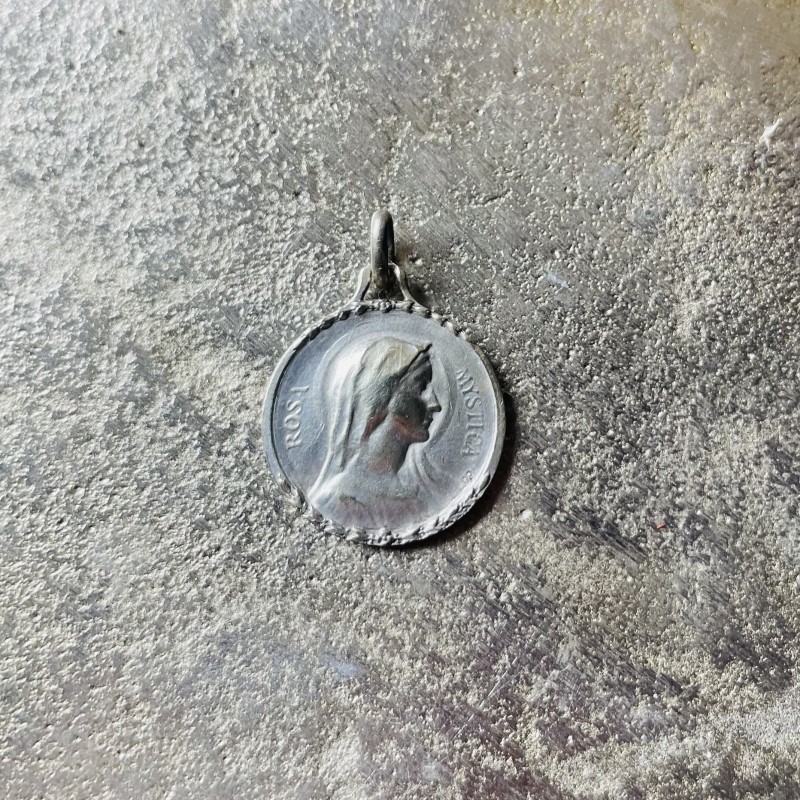 Petite médaille ronde en plaqué or signée Tairac.